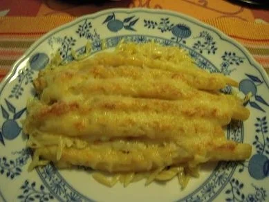 Spargel auf Putenschnitzel mit Käse überbacken - Rezept