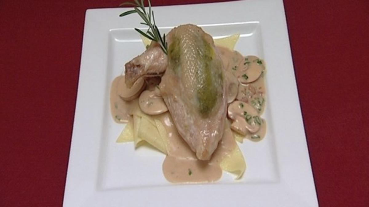 Gefüllte Hähnchenbrust mit Nudeln und Champignon-Rahmsoße (Alexander Hartmann) - Rezept