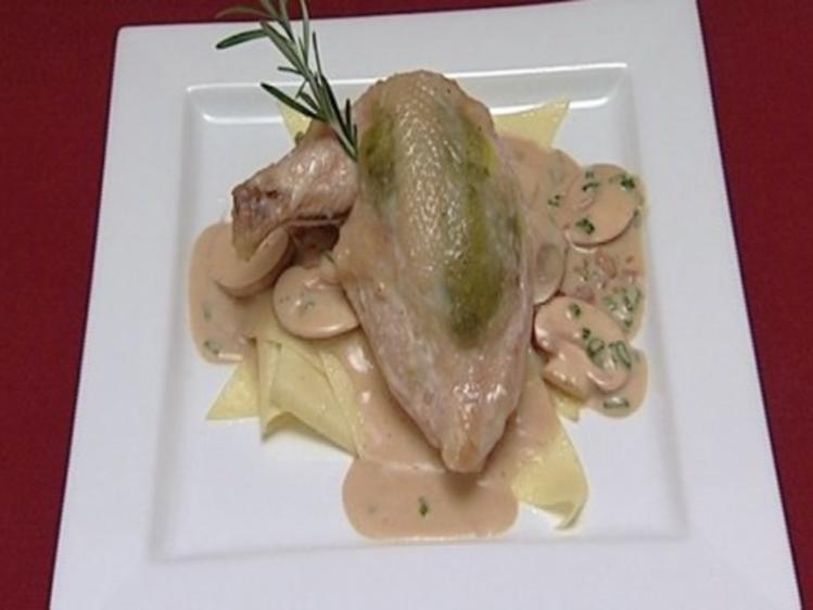 Gefüllte Hähnchenbrust mit Nudeln und Champignon-Rahmsoße (Alexander ...