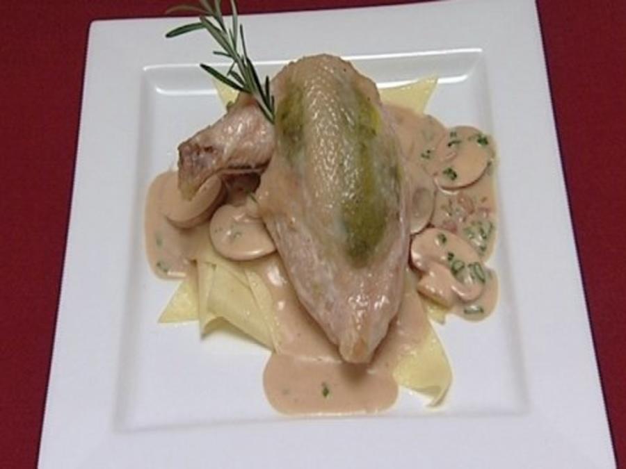 Gefüllte Hähnchenbrust mit Nudeln und Champignon-Rahmsoße (Alexander ...