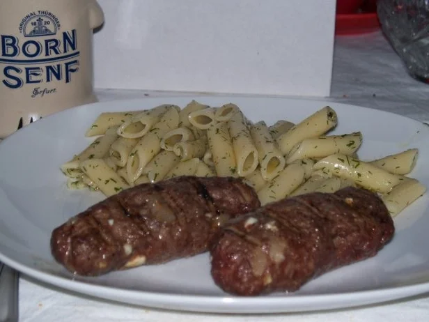 Hackfleischbratwurst mit Knoblauch und Kümmel - Rezept