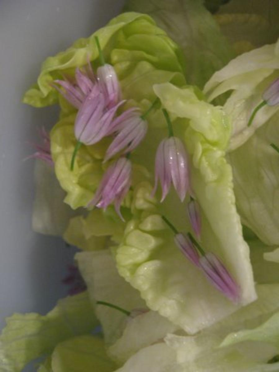 Grüner Blattsalat mit Schnittlauchblüten und Mais - Rezept - Bild Nr. 2