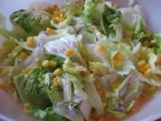 Grüner Blattsalat mit Schnittlauchblüten und Mais - Rezept