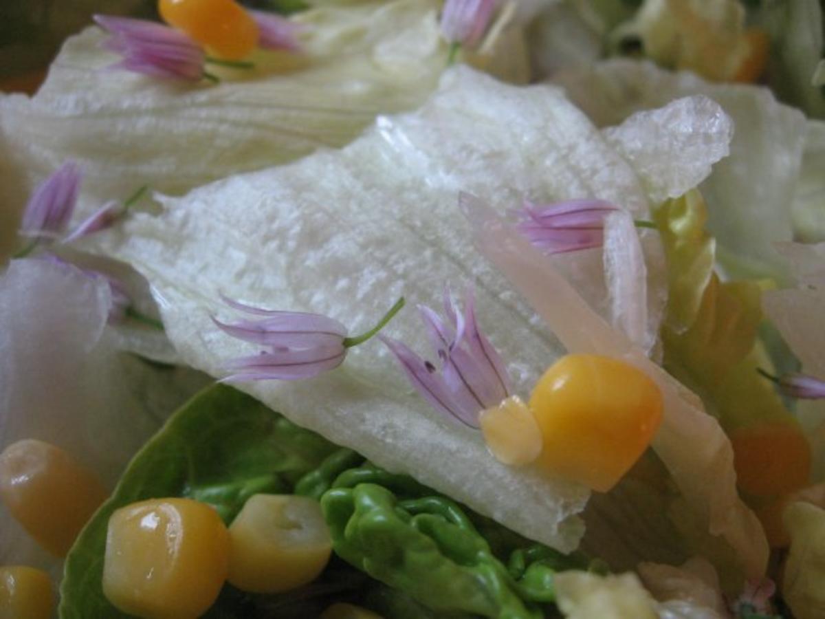 Grüner Blattsalat mit Schnittlauchblüten und Mais - Rezept - Bild Nr. 3