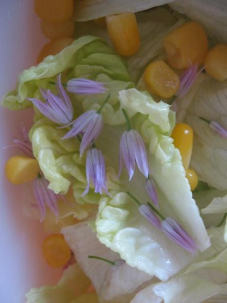 Grüner Blattsalat mit Schnittlauchblüten und Mais - Rezept - Bild Nr. 4
