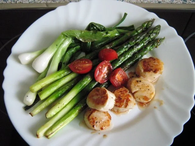 Rezept: Gebratener Spargel, grün mit Jakobsmuscheln Gebratener Spargel, grün mit Jakobsmuscheln - Rezept