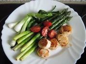 Gebratener Spargel, grün mit Jakobsmuscheln - Rezept
