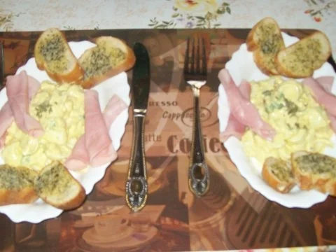 Wachteleier-Salat mit gerösteten Brötchen - Rezept