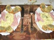 Wachteleier-Salat mit gerösteten Brötchen - Rezept