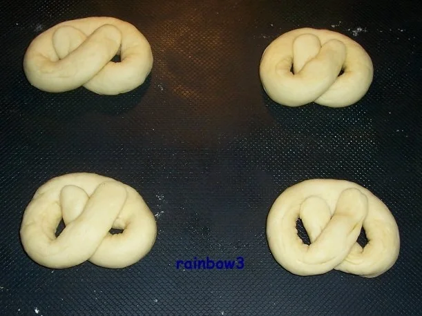 Backen: Sesam-Brezeln - Rezept - Bild Nr. 4