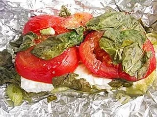 Gegrillter Schafskäse mit Tomaten und Bärlauch Päckchen - Rezept