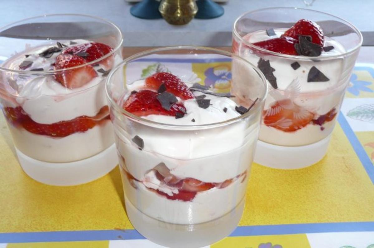 Dessert: Quarkspeise mit Erdbeeren - Rezept - kochbar.de