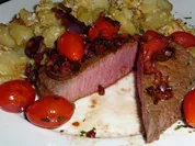 Steak mit Speck / Tomaten mit "Rosmarinduft" und Bratkartoffeln - Rezept