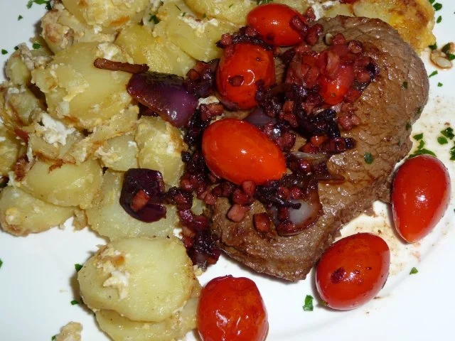 Steak mit Speck / Tomaten mit "Rosmarinduft" und Bratkartoffeln - Rezept - Bild Nr. 2