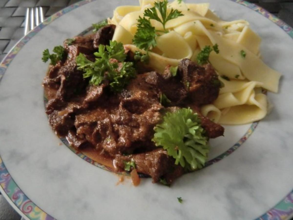 Rindergulasch mit Pfifferlingen an Bandnudeln - Rezept Durch heinzelfrau