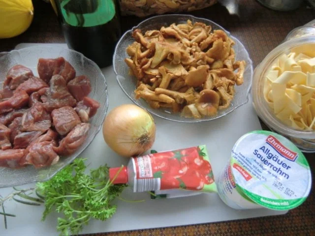 Rindergulasch mit Pfifferlingen an Bandnudeln - Rezept - Bild Nr. 2