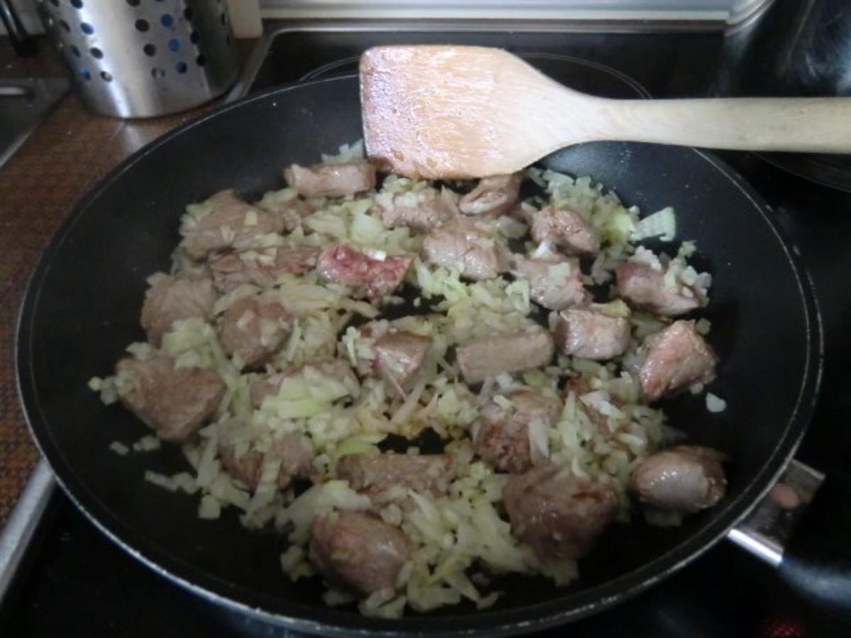 Rindergulasch mit Pfifferlingen an Bandnudeln - Rezept - Bild Nr. 3