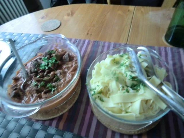 Rindergulasch mit Pfifferlingen an Bandnudeln - Rezept - Bild Nr. 5