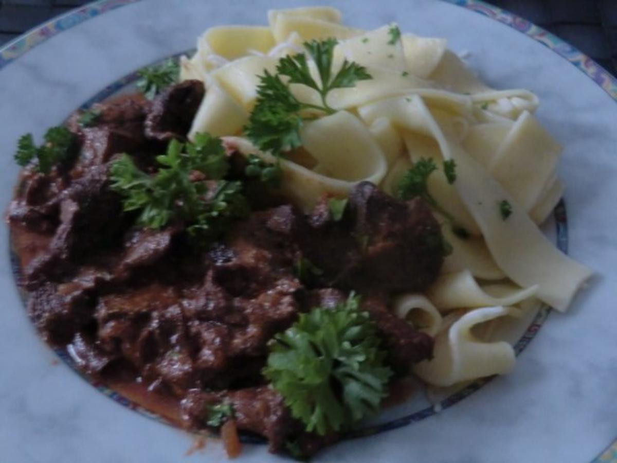 Rindergulasch mit Pfifferlingen an Bandnudeln - einfach - 125 kcal/100g