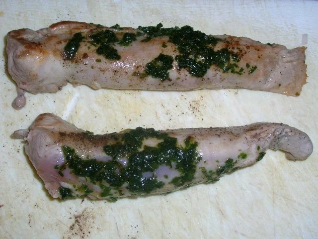 Spanferkelfilet mit Basilikumpesto gewürzt an Kartoffel-Tomaten-Gratin - Rezept - Bild Nr. 3