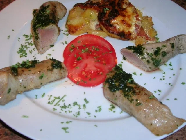 Spanferkelfilet mit Basilikumpesto gewürzt an Kartoffel-Tomaten-Gratin - Rezept - Bild Nr. 4