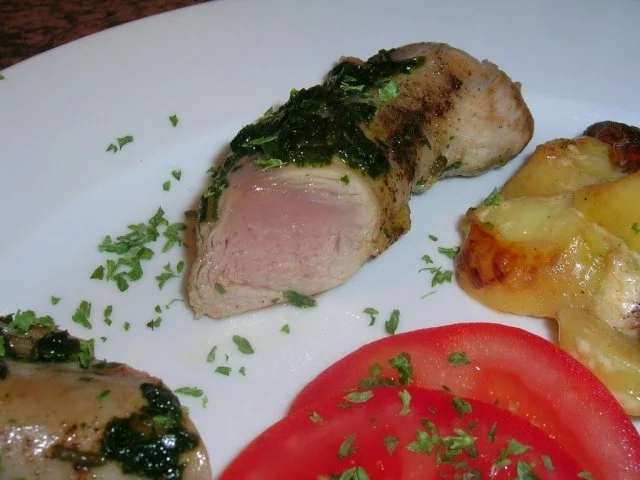 Spanferkelfilet mit Basilikumpesto gewürzt an Kartoffel-Tomaten-Gratin - Rezept