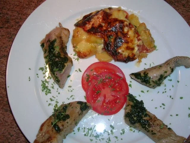 Spanferkelfilet mit Basilikumpesto gewürzt an Kartoffel-Tomaten-Gratin - Rezept - Bild Nr. 5