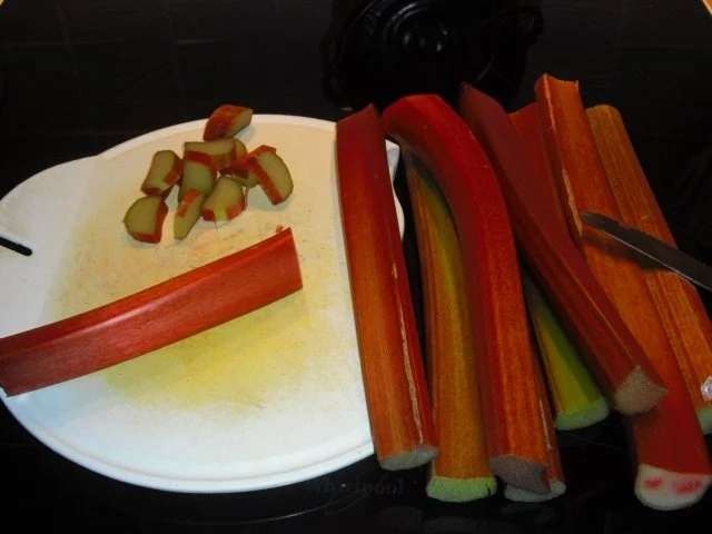 Rezept: Rhabarber-Quarkkuchen mit Mandelbaiser Bild Nr. 2 Rhabarber-Quarkkuchen mit Mandelbaiser - Rezept - Bild Nr. 2