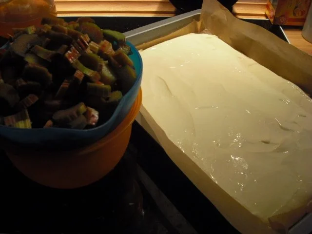 Rezept: Rhabarber-Quarkkuchen mit Mandelbaiser Bild Nr. 5 Rhabarber-Quarkkuchen mit Mandelbaiser - Rezept - Bild Nr. 5