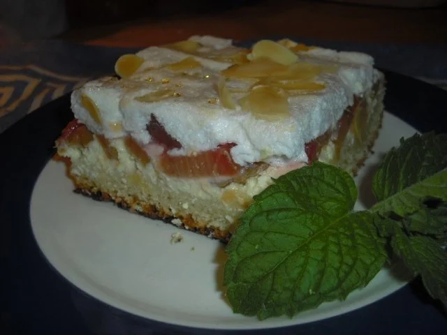 Rezept: Rhabarber-Quarkkuchen mit Mandelbaiser Rhabarber-Quarkkuchen mit Mandelbaiser - Rezept