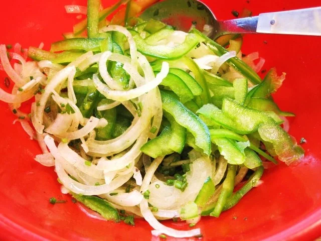 Wurstsalat mit Paprika und Zwiebeln - Rezept - Bild Nr. 2