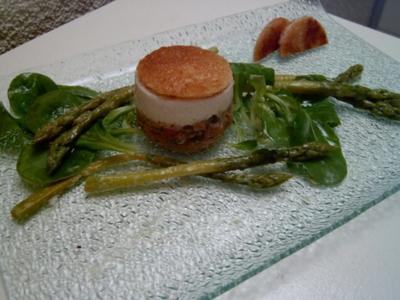 Spargelmousse auf Lachstartar mit gebratenen grünen Spargel - Rezept
