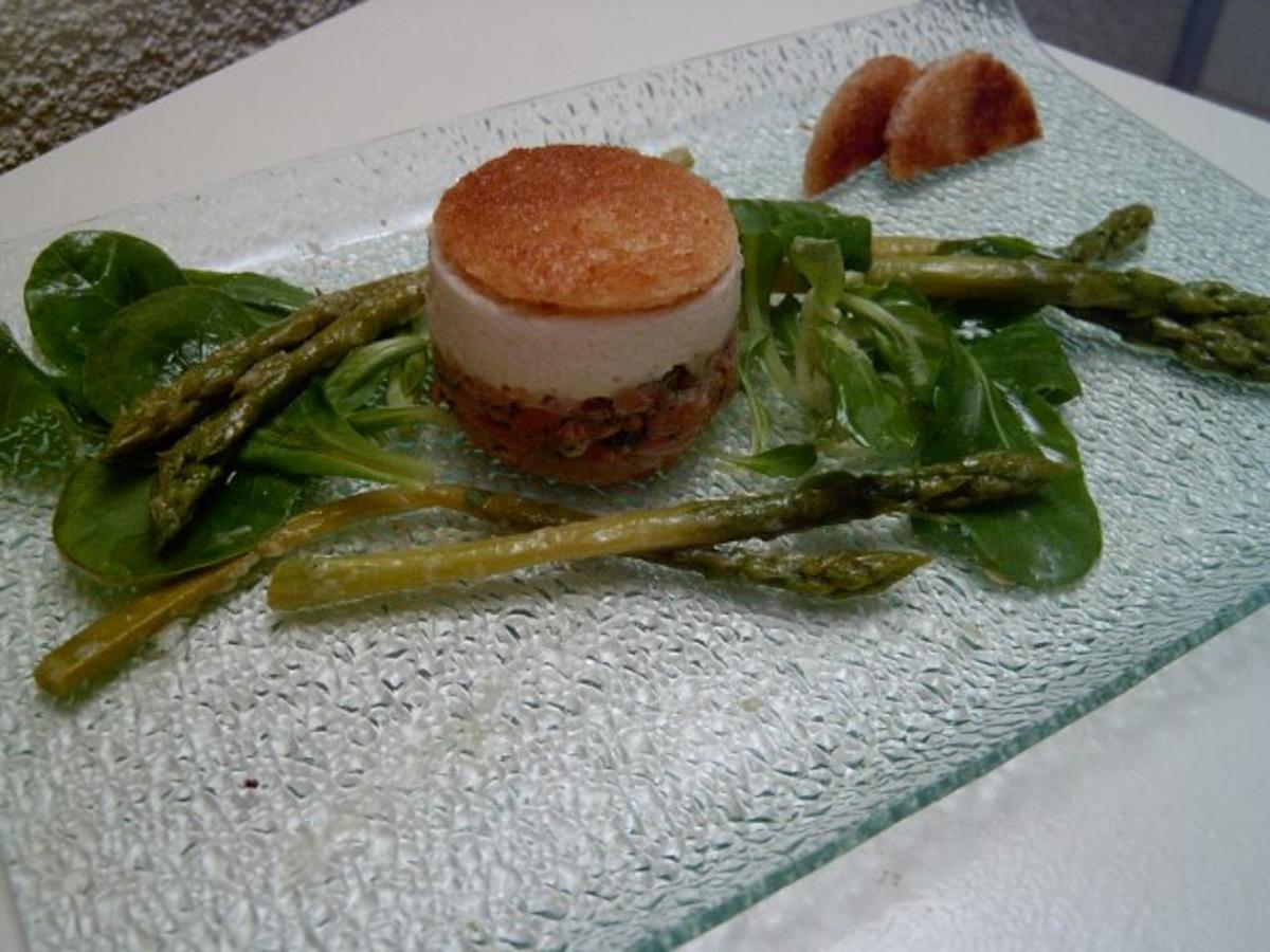 Spargelmousse auf Lachstartar mit gebratenen grünen Spargel - einfach ...