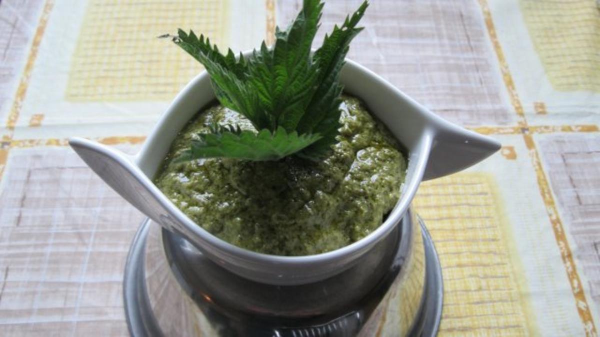 Pesto-Grundrezept, Beispiel Brennnesselpesto - Rezept