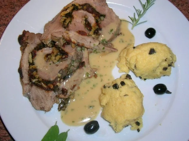 Rollbraten, mediterran gefüllt mit Käsepolenta - Rezept