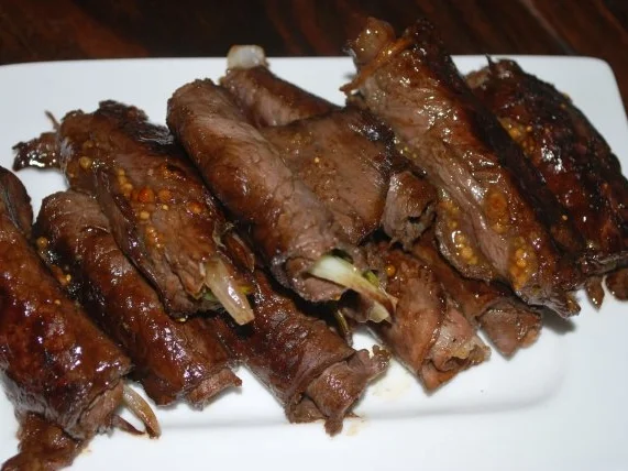 Roastbeef-Röllchen mit Feigensenf und Lauchzwiebeln - Rezept - Bild Nr. 3