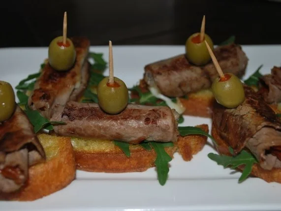 Roastbeefröllchen gefüllt mit Mozzarella und getrockneten Tomaten auf Röstbrot - Rezept