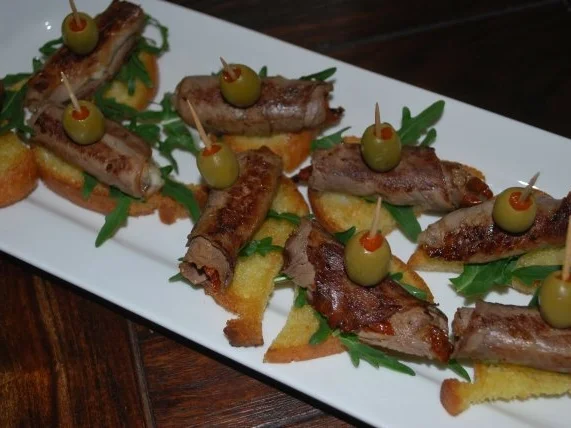 Roastbeefröllchen gefüllt mit Mozzarella und getrockneten Tomaten auf Röstbrot - Rezept - Bild Nr. 2