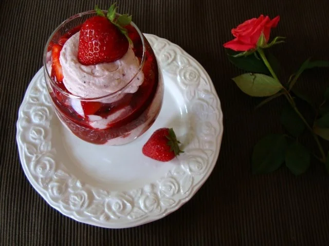 Rezept: Erdbeeren geschichtet Bild Nr. 2 Erdbeeren geschichtet - Rezept - Bild Nr. 2