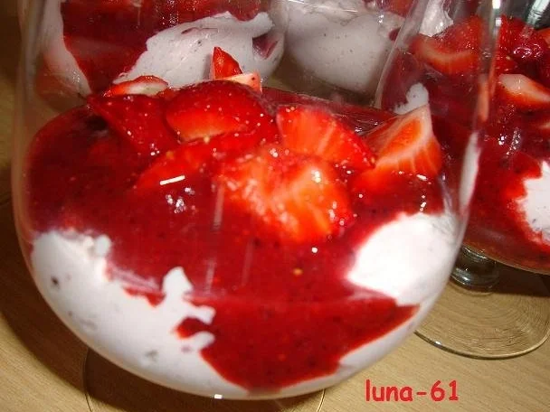 Rezept: Erdbeeren geschichtet Bild Nr. 7 Erdbeeren geschichtet - Rezept - Bild Nr. 7