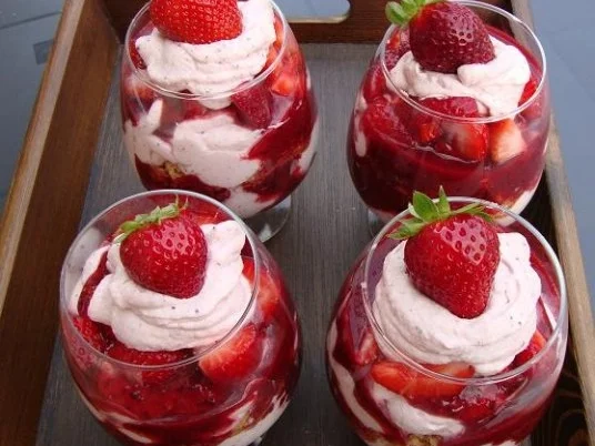 Rezept: Erdbeeren geschichtet Bild Nr. 8 Erdbeeren geschichtet - Rezept - Bild Nr. 8