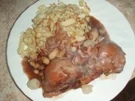 Coq au vin mit Spätzle und Salat - Rezept