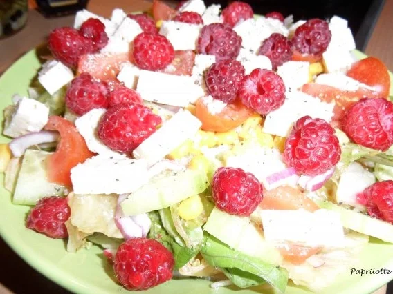 Salat mit Feta und frischen Himbeeren - Rezept