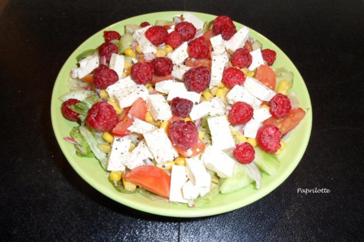 Salat mit Feta und frischen Himbeeren - Rezept - kochbar.de