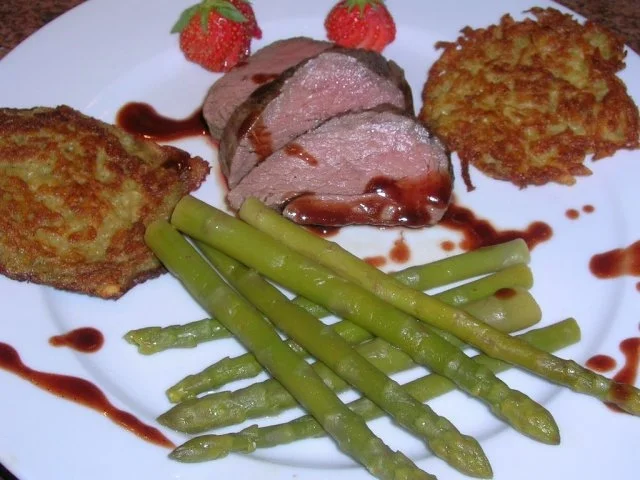 Rinderfilet mit Schoko-Balsamico-Sauce an frischen Rösti und grünem Spargel - Rezept