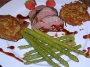 Rinderfilet mit Schoko-Balsamico-Sauce an frischen Rösti und grünem Spargel - Rezept