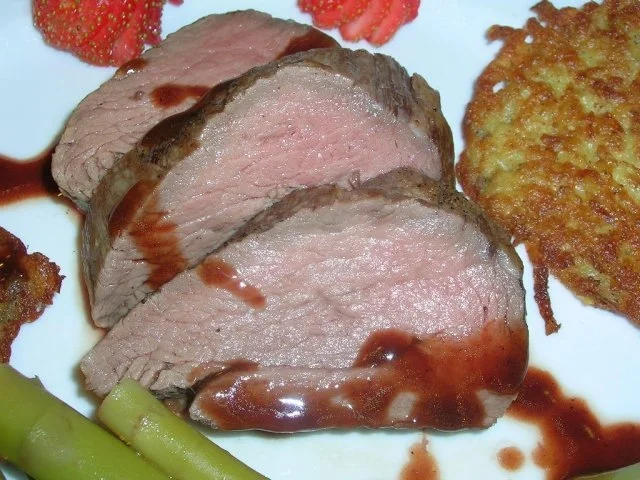 Rinderfilet mit Schoko-Balsamico-Sauce an frischen Rösti und grünem Spargel - Rezept - Bild Nr. 2