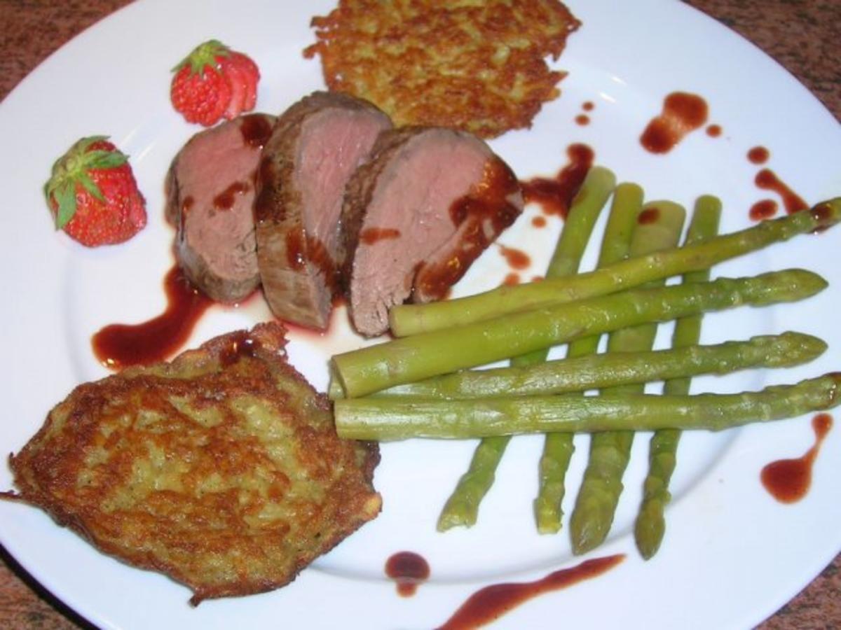 Rinderfilet mit Schoko-Balsamico-Sauce an frischen Rösti und grünem ...