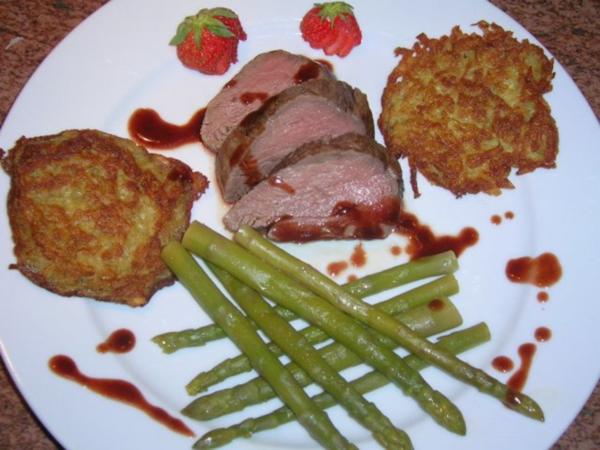 Rinderfilet mit Schoko Balsamico Sauce an frischen Rösti und grünem ...