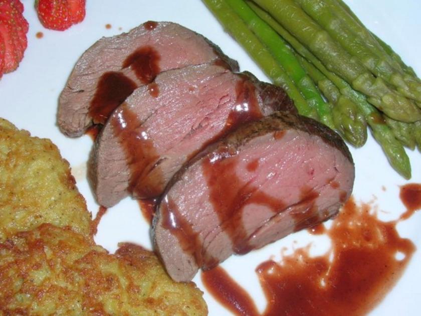 Rinderfilet mit Schoko-Balsamico-Sauce an frischen Rösti und grünem ...